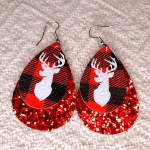 SOLD.      🎈2/$8🎈holiday earrings